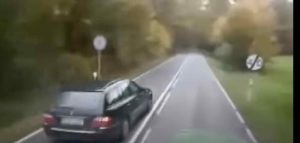 Vodič predbehol traktor a potom ho vybrzdil. TOTO ALE NEČAKAL