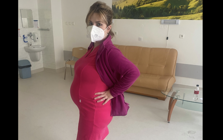 Tehotná zdravotníčka Ľudmila má dosť nerešpektovania a ohradzovania sa „odborníkmi“, ktorí skafander videli len v ponuke aliexpressu