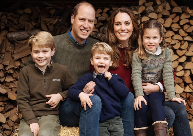 Vianočnú rodinnú fotku už má aj William a Kate. Vieme, na koho sa podobajú ich deti