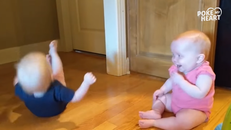11-mesačné dvojčatá sa neustále smejú, no pozrite sa na bábätko v modrom
