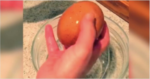 Muž rozbije veľké vajce a vo vnútri nájde viac ako len žĺtok!