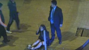 Video: Obludný chlap zaútočí na svoju priateľku na ulici, pozrite sa, čo sa stane potom