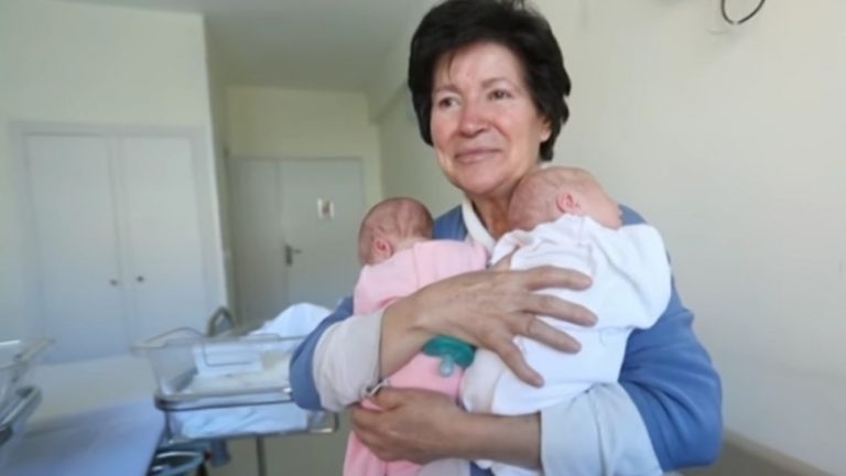 64 ročná žena sa stala najstaršou mamičkou. Potom ale prišlo úplne peklo pre jej deti