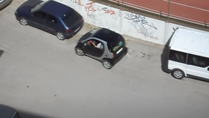 So svojím autom sa snažila zaparkovať pred blokom. Susedia sa smiali, keď to nahrávali