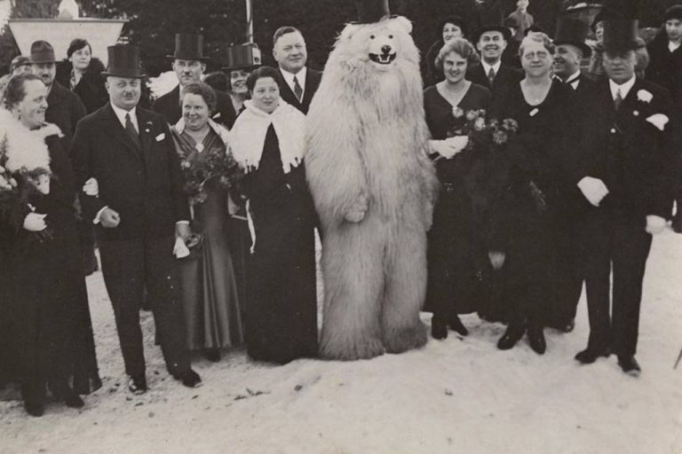 Prečo sa Nemci na začiatku minulého storočia zabávali fotografiami s medveďmi?