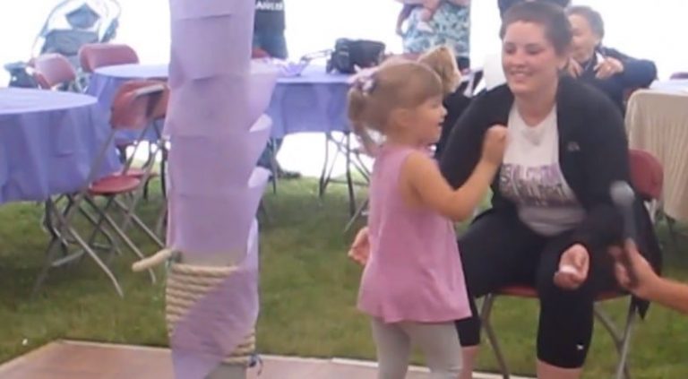 Dievčatko spieva pre svoju mamu, ktorá bojuje s rakovinou – jej pesnička nás dojala