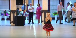 Dievčatko sa postaví do stredu sály. Potom príde jej chlapec a pozrite sa ma ich tanec