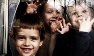 Plyšáky a sladkosti pre deti z detských domovov? V žiadnom prípade! Toto je dôvod, prečo by ste to nemali robiť