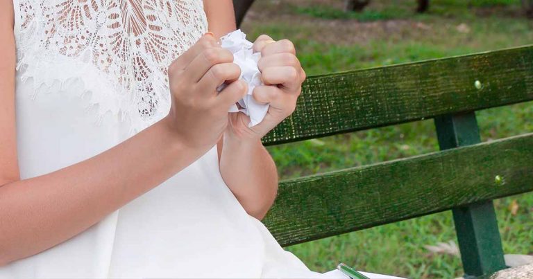 13-ročné dievča našlo v parku kartičku. Jej obsah vás zamrazí. POMOHLA VĎAKA NEJ ZACHRÁNIŤ ŽENU