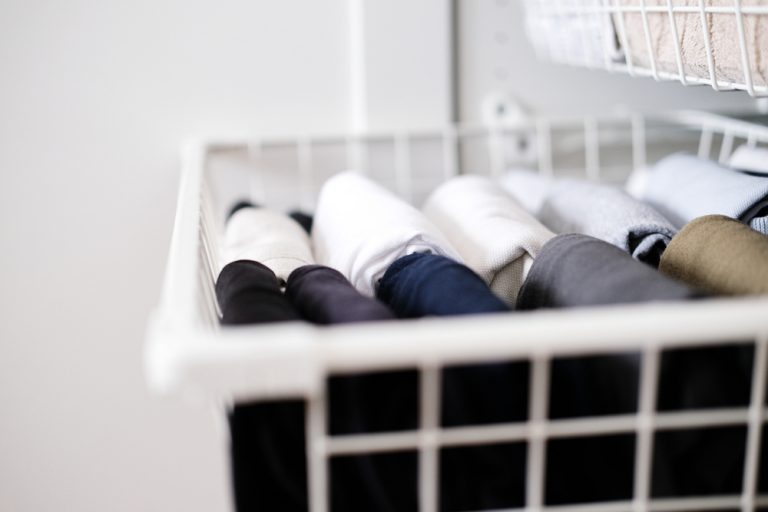 Možnosti, ako si v skrini zorganizovať oblečenie