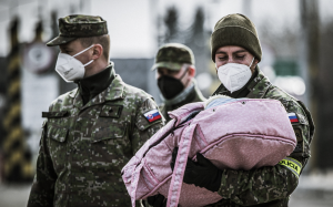 Srdcervúce fotografie zo Slovenskej hranice s Ukrajinou. Pred vojnou utekajú hlavne ženy a deti.