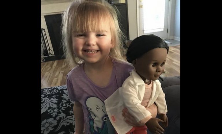 Dievčatko uzemnilo predavačku, keď si vybralo bábiku s inou farbou pleti