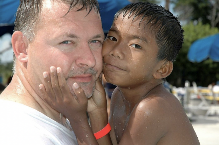 Muž si adoptoval sirotu z Kambodže a teraz je súčasťou olympijského tímu