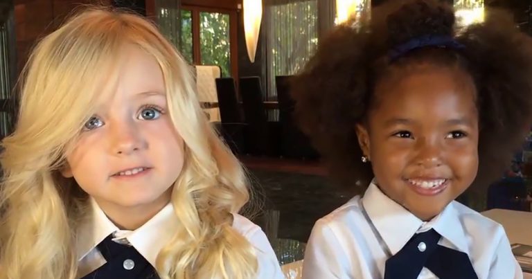 Dve dievčatká s odlišnou farbou pleti tvrdia, že sú dvojčatá