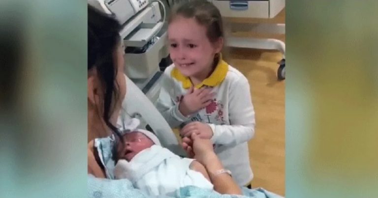 6-ročné dievčatko sa po prvý raz stretlo so svojou sestričkou a jej reakcia vás chytí za srdce