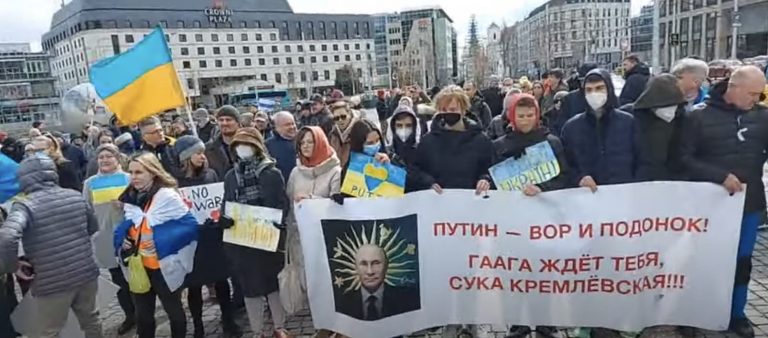 Rusi sa v Bratislave vzbúrili. Protestovali pred prezidentským palácom