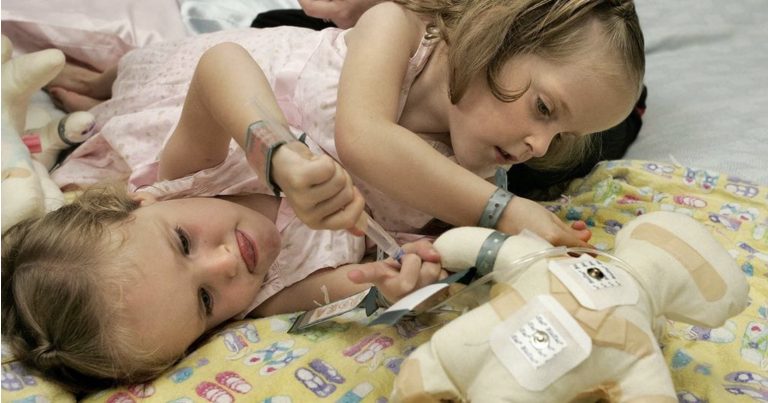 Narodili sa s jedným telom a dnes žijú oddelene. Siamské dvojičky majú už 20 rokov, takto vyzerajú