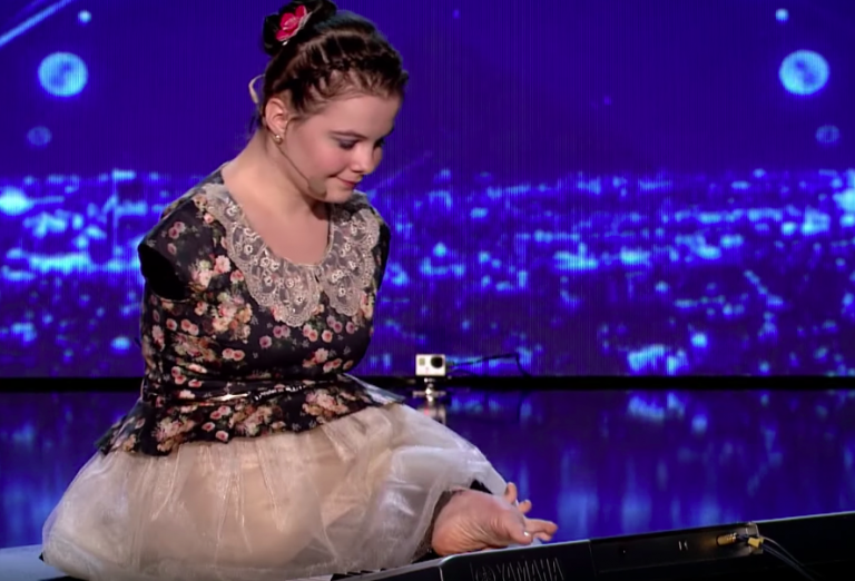 Dievča, ktoré sa narodilo bez rúk, si po rokoch podmanilo celý svet. Vypočujte si jej dojímavé vystúpenie!