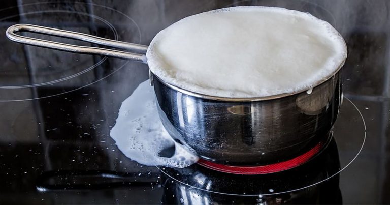 Už nikdy sa ti v hrnci nepripáli mlieko. Stačí, ak budeš poznať tento trik.