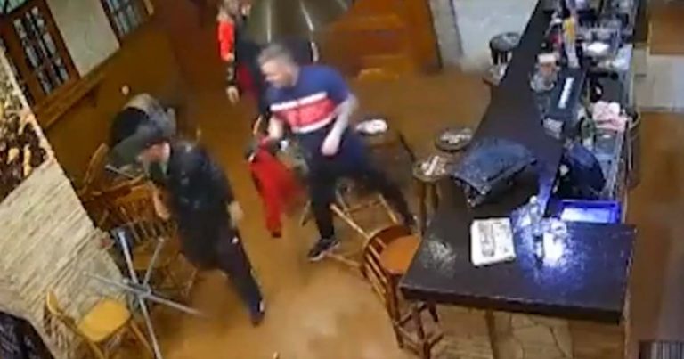 VIDEO: Ukrajinského barmana napadli Rusi. Stačilo, aby počuli toto a hneď sa do neho pustili