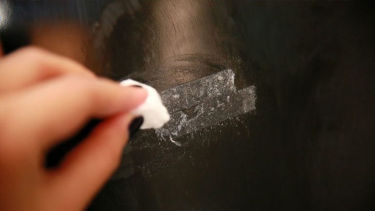 Tip: Ako odstrániť stopy lepiacej pásky zo skla bez škrabancov. TENTO SPÔSOB NEMÁ KONKURENCIU