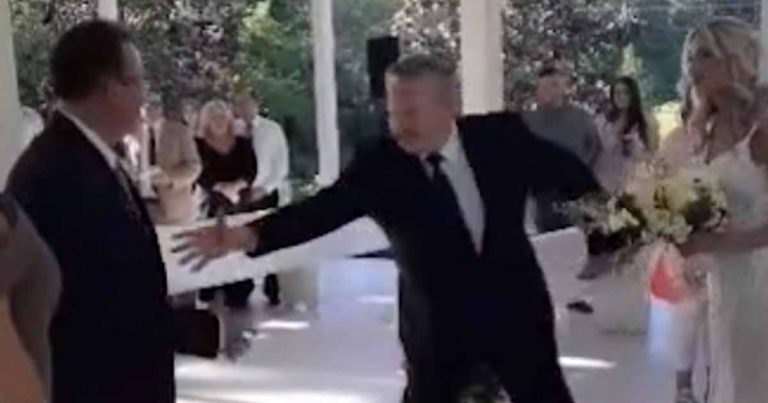 Otec viedol svoju dcéru k oltáru, keď náhle pristúpil k jej nevlastnému otcovi. Hostia lapali po dychu.