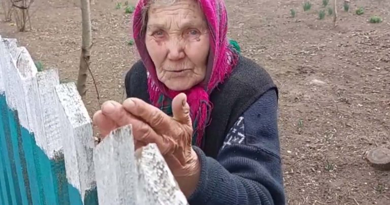 87- ročná Ukrajinka z dediny neutiekla. Má tam pochovaných 6 detí