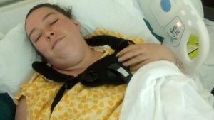 Matka si vážne poranila chrbát, zatiaľ čo zachraňovala svoje nevlastné deti z horiaceho domu