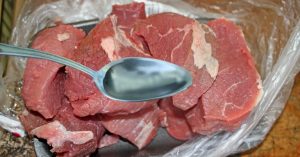 Ako zachrániť mäso, ktoré ste nechali v chladničke dlhšie? TAKTO BUDE EŠTE DOBRÉ