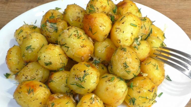 Recept: Najchutnejšie pečené zemiaky v rúre, aké ste kedy jedli. Naučte sa tajomstvo ich prípravy