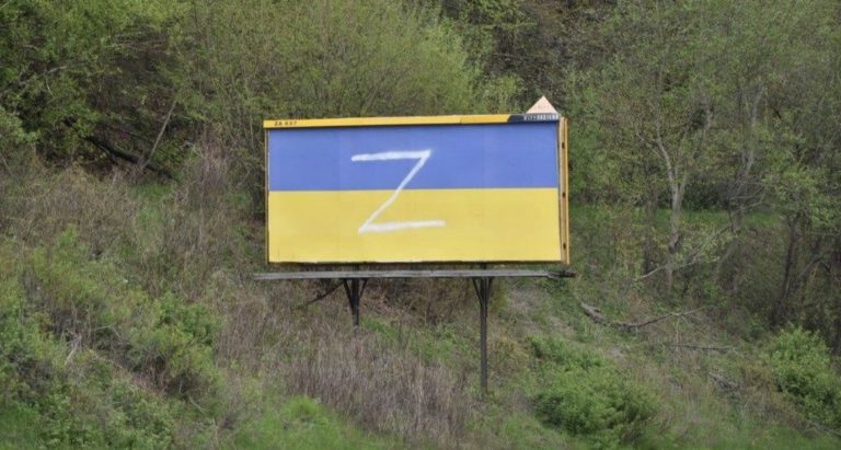 Video: Na bilbordy podporujúce Ukrajinu niekto nastriekal extrémistický symbol „Z“