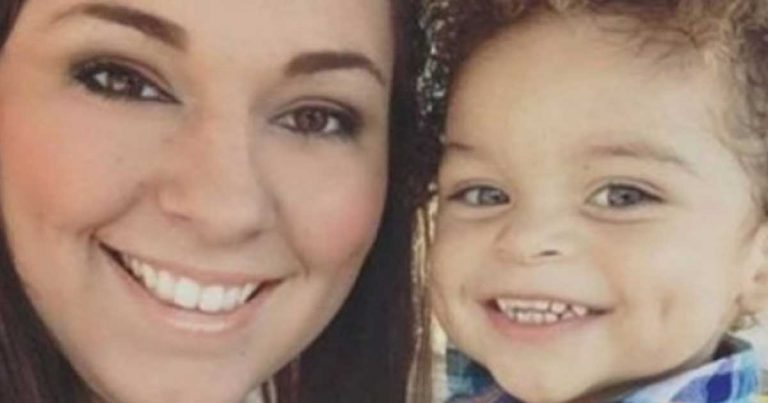 Náhodou v obchode odhrnula dieťaťu tričko, keď si to ostatní všimli, ostali pohoršení. TOTO BOL DÔVOD