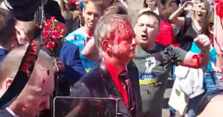 Takto „privítali“ ruského veľvyslanca vo Varšave. Obliali ho červenou farbou