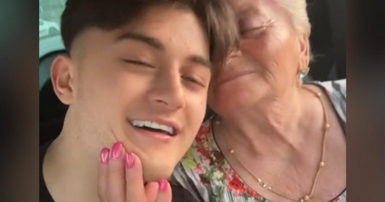 Všetci si myseli, že zverejňuje fotky s babkou. Keď sa dozvedeli pravdu, onemeli.