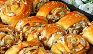 Domáce slimáky z kysnutého cesta s chutnou plnkou. Keď som ich skúsila, robím ich už pravidelne