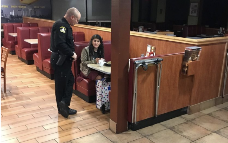 Policajti zbadali opustenú ženu na parkovisku. To, čo urobili, poteší nejedného človeka s dobrým srdcom