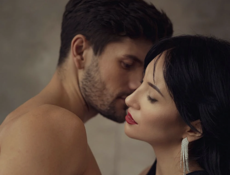 Žena dlhé roky skrývala obrovské tajomstvo. Zažila najlepšie milovanie s neznámym mužom, keď sa dozvedela, kto to je, zostala v šoku