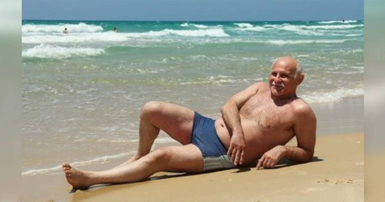 Tínedžer sa vysmieval z dôchodcovi na pláži. Ten mal toho dosť a dal mu životnú lekciu