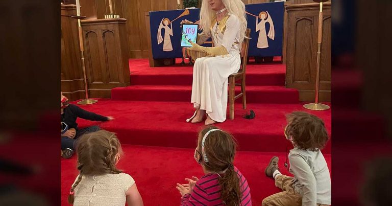 Neuveríte, ako sa kňaz obliekol na stretnutie s deťmi. Okamžite sa stal slávnym