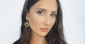 Modelku prinútili zahaliť sa, pretože jej oblečenie nebolo vhodné na lietanie. Mala na sebe LEN TOTO