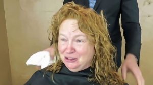 Žena sa cítila ako šedá myška. Vizážista ju premenil na nepoznanie až omladla o 10 rokov