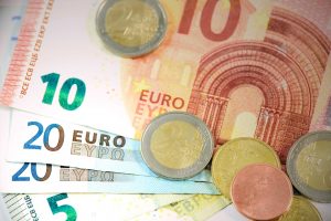 Slovenským domácnostiam hrozí MASÍVNE zdražovanie! Ceny za elektrinu môžu porásť až o enormných 1,5 tisíc eur!