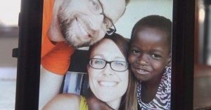Adoptovali si dievčatko z Ugandy. Keď sa dieťa naučilo po anglicky, vyplávalo na povrch strašné tajomstvo