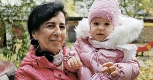 „Často si ma mýlia s babičkou,“ hovorí žena, ktorá svoju dcéru porodila v 60-tke! TOTO je dôvod