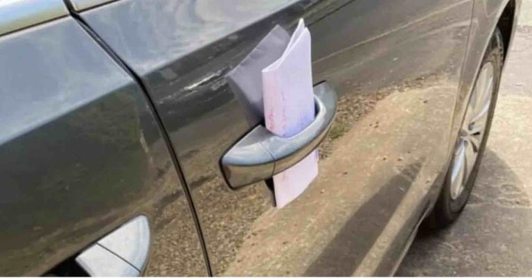 Na aute si našla list. Keď si ho prečítala, neubránila sa slzám.