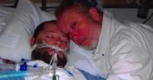 Keď chceli odpojiť jeho syna od prístrojov, vytiahol na nich pištoľ. Svoj čin neľutuje.