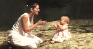 Adoptované dievčatko odmietalo dotyk svojej novej matky! Pravdu sa dozvedeli až o niekoľko rokov!