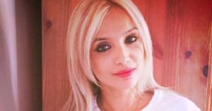 Žena vo veku 41 rokov vyzerá na 20 a mýlia si ju s priateľkou svojho syna