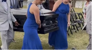 Ženích prišiel na svadbu v truhle. Priniesli ho družbovia a družičky.