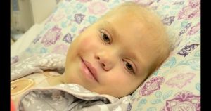 Rodičia plánovali pohreb pre 10-ročnú dcéru s rakovinou. Keď však otvorila oči a povedala niečo, čo všetkých zarazilo